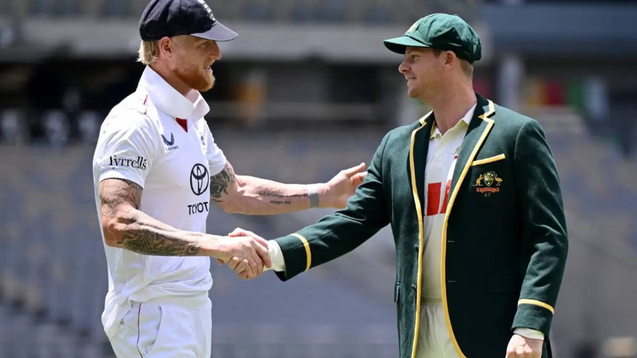 England Eyes Lead as Smith Battles On