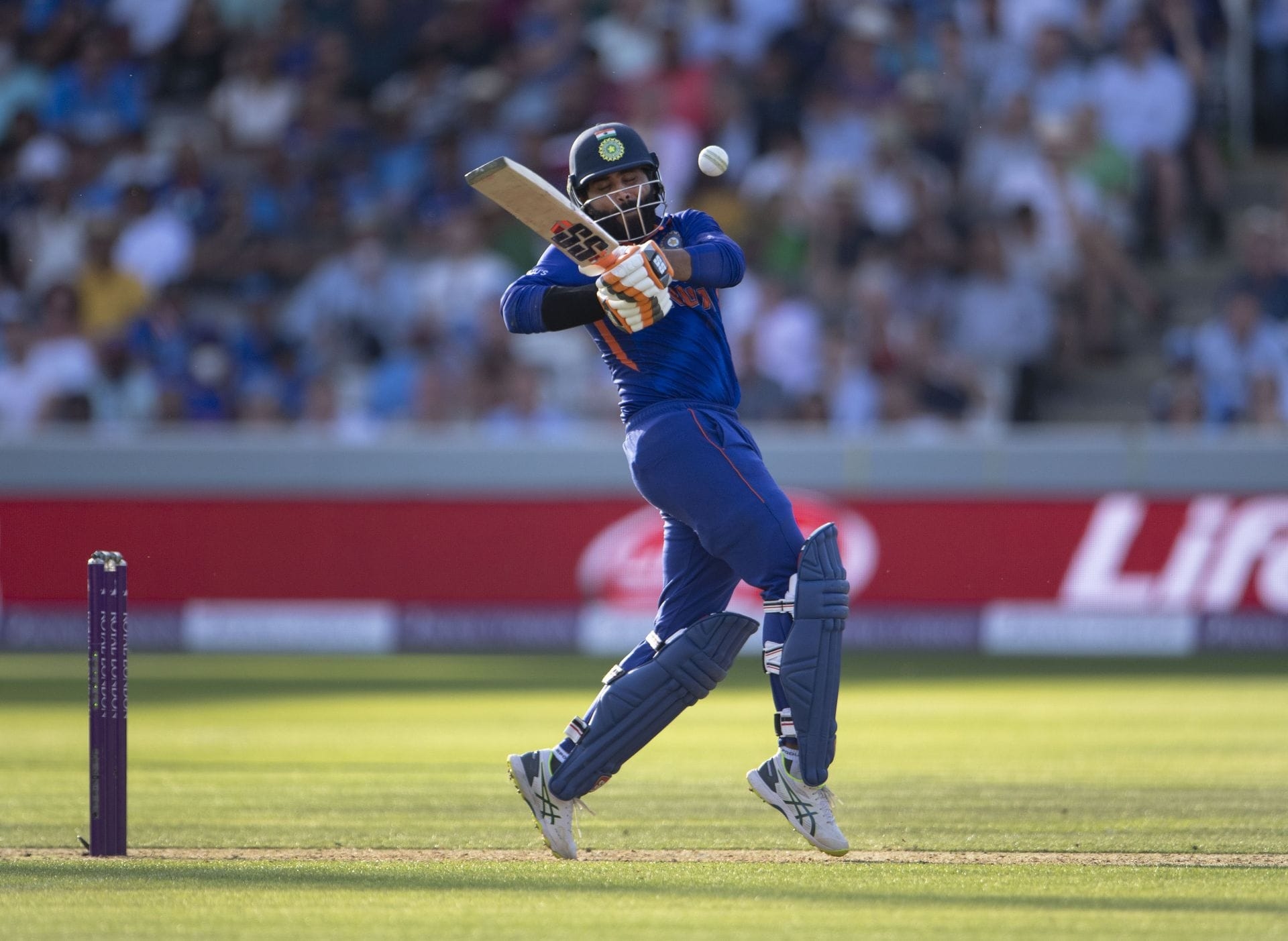 Kiwi Bowler Takes Brilliant Catch to Dismiss Jadeja